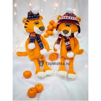 Тигр c шапочкой и помпончиком и  шарфиком 55 см 